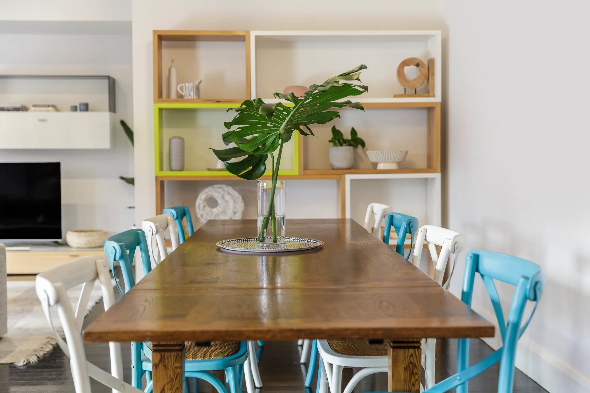 Tavolo da pranzo apparecchiato in un ambiente luminoso